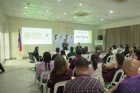 Sipalay City partners with MMDC for free education .